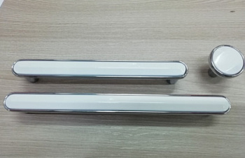 Ручка-скоба 1372 128 хром/белая вставка